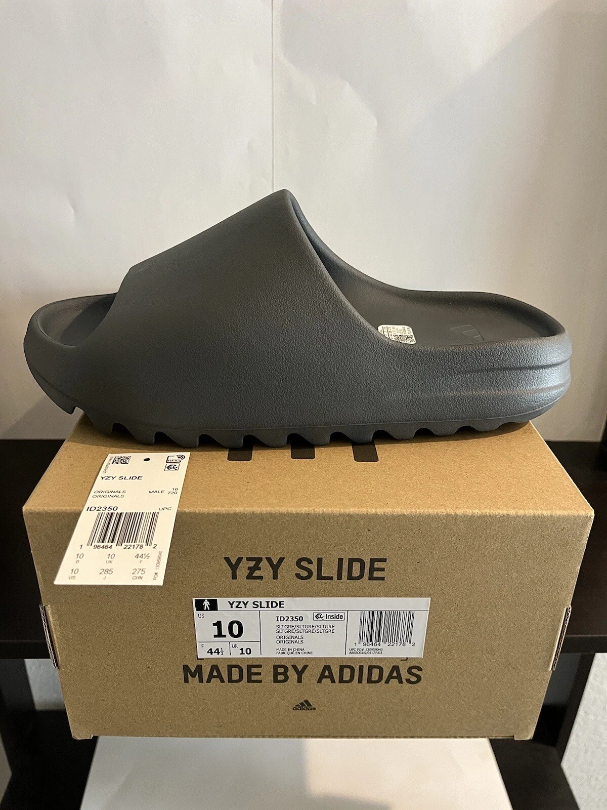 DS Uomo Taglia 10 Adidas Yeezy Slide Grigio Ardesia ID2350 (vestibilità a metà taglia più piccola)