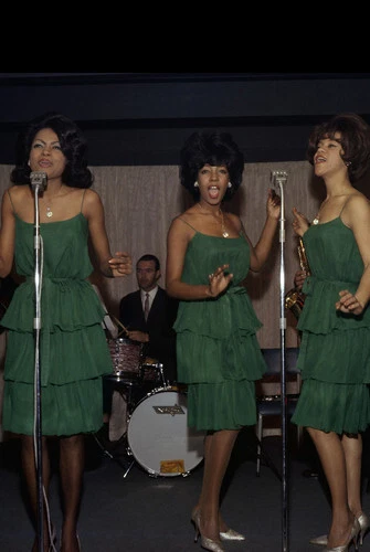 The Supremes vintage in concerto indossando abiti verdi 24x36 Poster