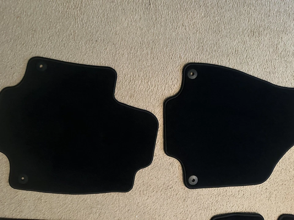 Juego de 4 alfombrillas Chrysler Pacifica 2024 OEM. Foto 2 de 3