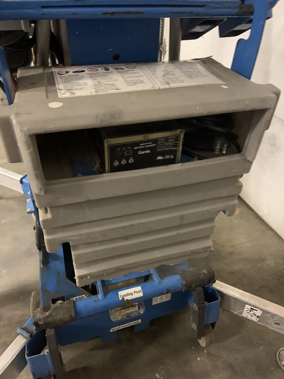 2013 GENIE AWP25S 25’ ELECTRIC PERSONNEL SCISSOR VERTICAL MAST MAN LIFT