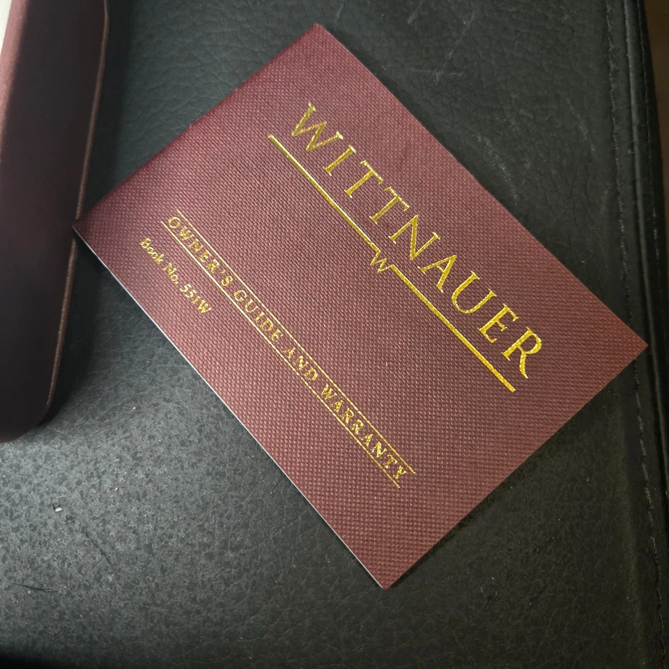 Подлинная коробка для презентаций и хранения WITTNAUER — темно-бордовая и золотистая с документами - Изображение 3 из 4