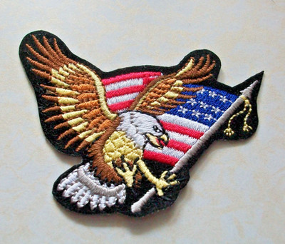 Western Aufnäher kleiner Adler mit Fahne zum Aufbügeln / Aufnähen Patch 7,5 cm x 6,5 cm