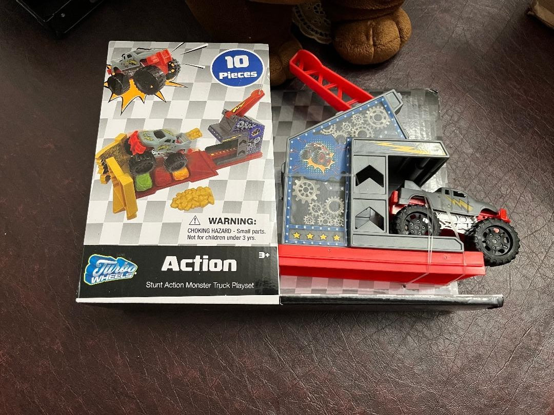Action 10 pieces Stunt Action Monster Truck Playset 3+