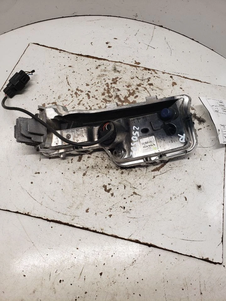 乘客转角/公园灯日间行车灯适用于 14-18 沃尔沃 S60 1389822 — 第 2/4 张图片