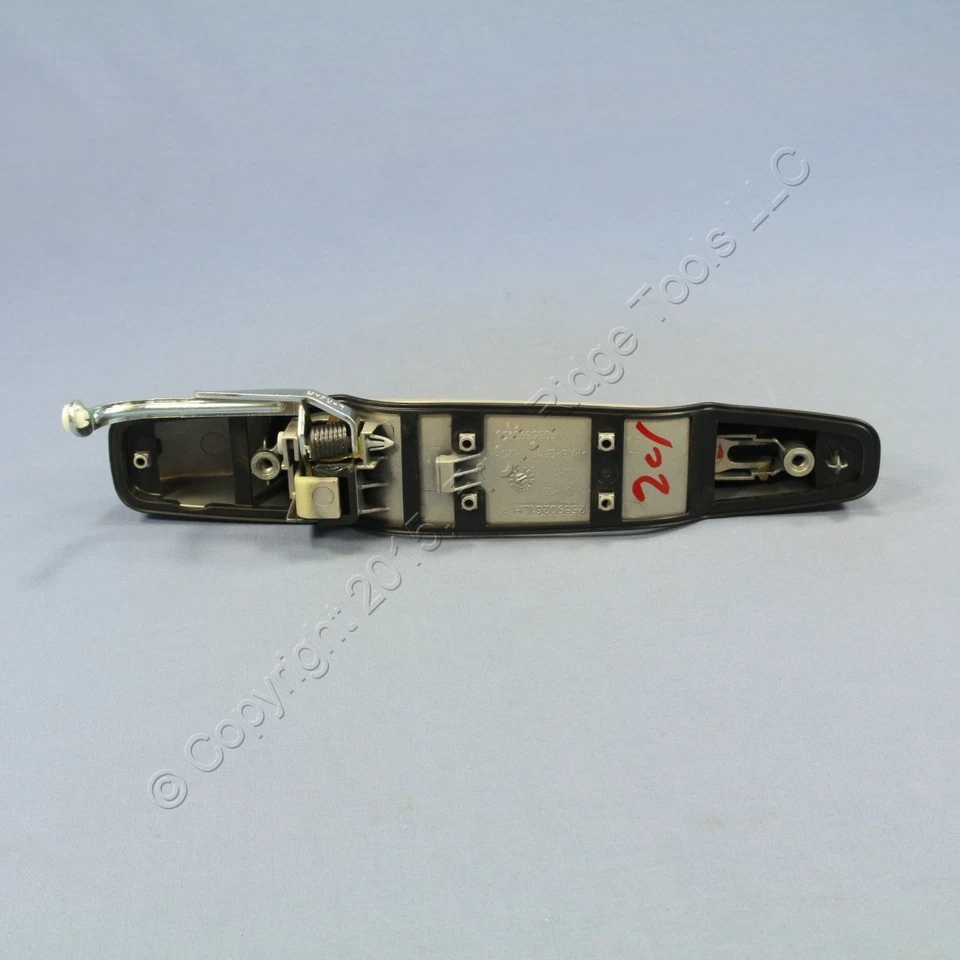 Manija de puerta exterior lado del conductor trasero izquierdo GM OEM Gold Mist WA316N 25890279 Foto 3 de 3