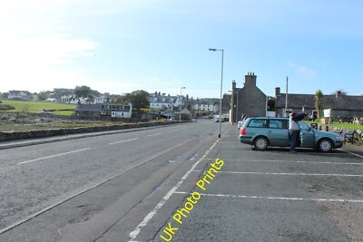 Foto 6x4 Main Street, Isle of Whithorn mit Parkplatz. c2015