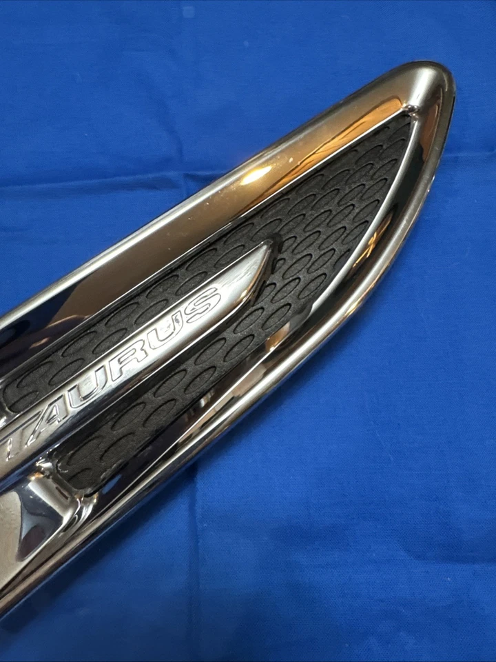 Ford Taurus 10-19 lado del pasajero derecho OEM guardabarros emblema insignia logotipo Foto 3 de 4