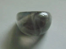 MULTICOLORED ACRYLIC RING SHADED GREY/BLACK/CLEAR SIZE 7.75 B8
