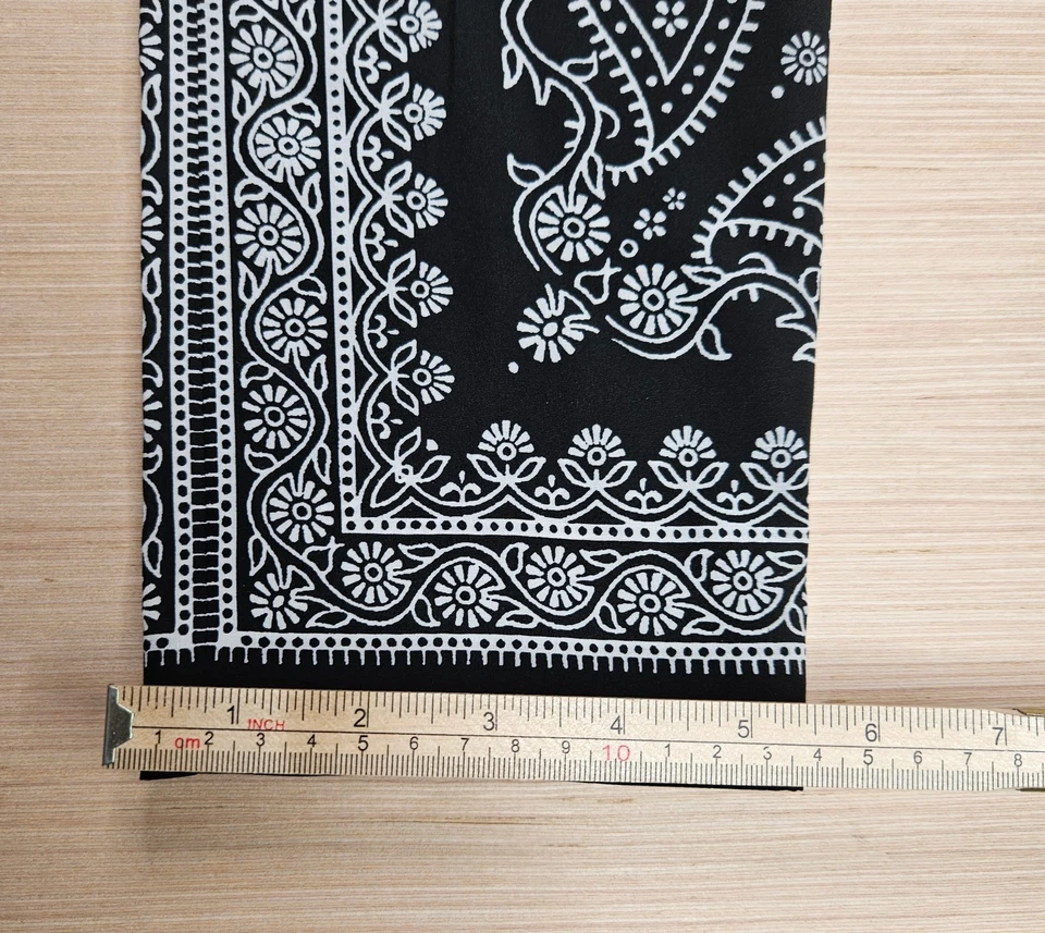 Calça feminina DKNY tamanho 0 preta paisley 92% seda 2 bolsos 26x30" costura interna bandana - Imagem 3 de 4