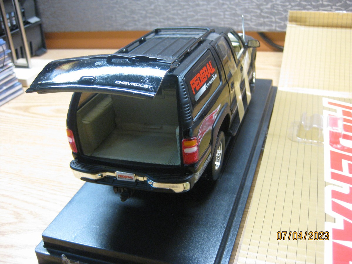 1/18 2002 CHEVROLET SUBURBAN BY ERTL,