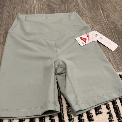 YOGALICIOUS LUX Light Gray Crossover 7” Shorts NWOT Women’s Small Green Milieu * - Picture 1 of 4