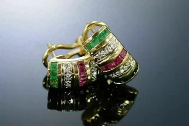 Pendientes de aro de esmeralda rubí de corte princesa de 2 quilates enchapados en oro amarillo de 14 quilates Foto 2 de 4