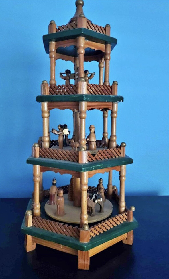 Rudolphs Schatzkiste Piramide Natalizia In Legno 24 Cm Con Figure Colorate, Erzgebirge, Germania