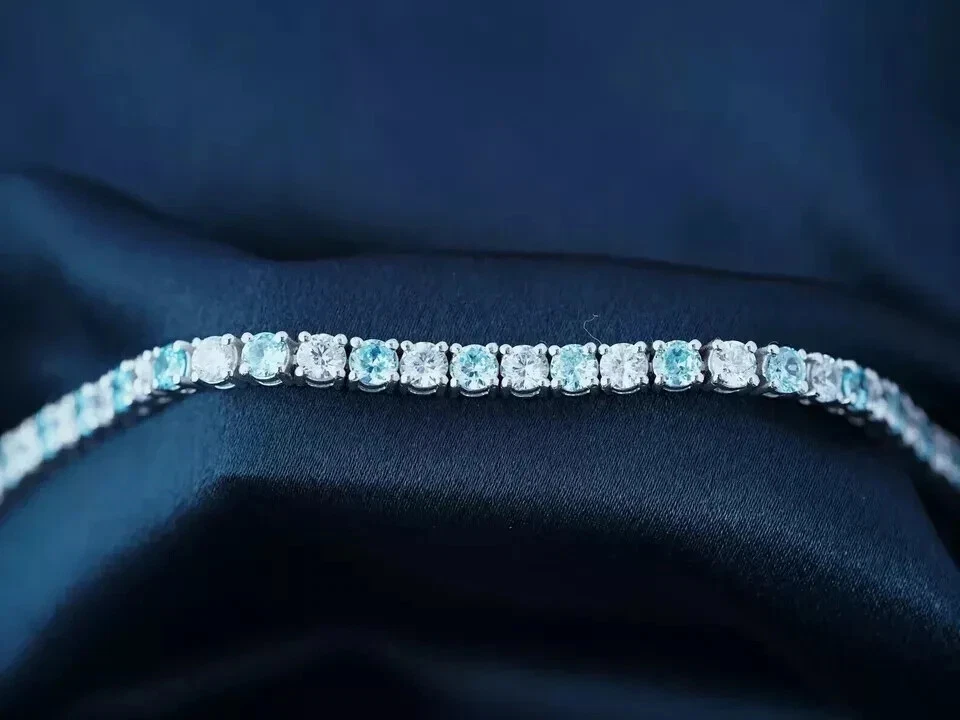 Brazalete de tenis de diamantes y aguamarina creado en laboratorio de 8 quilates enchapado en oro blanco de 14 quilates de 7,5" Foto 2 de 4