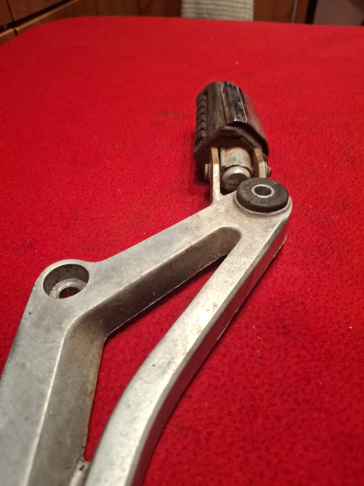 Honda 550 CB550-SC 1983 Nighthawk CB 550 SC estribo trasero izquierdo usado Foto 3 de 4