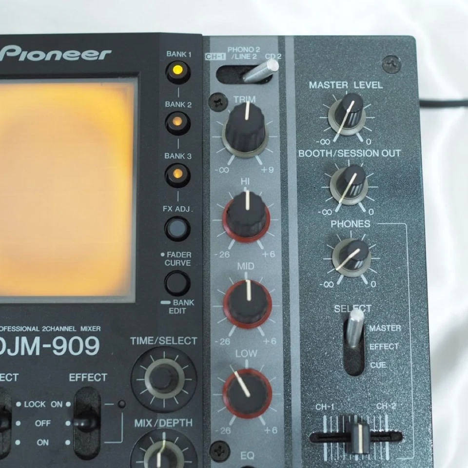 Pioneer DJM‑909 2‑Channel Battle DJ Mixer with Touchscreen Effects Junk For Part - Image 3 of 4
