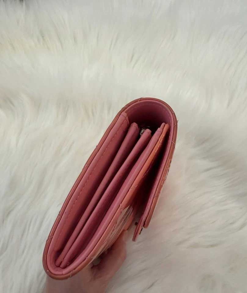 Carteira longa Chanel acolchoada rosa couro envernizado com logotipo CC - Imagem 4 de 4