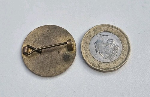 CHARLTON ATHLETIC VINTAGE PIN BADGE - Picture 2 of 2