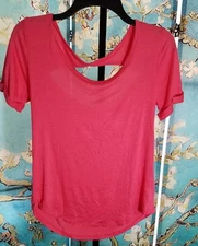NWT SO Junior Open Back Easy Tee, Size XSmall, Retail $20.00
