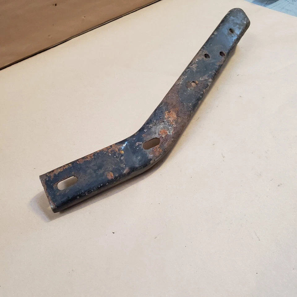 Soporte de refuerzo de parachoques delantero izquierdo original Triumph TR6 821408 Foto 2 de 4