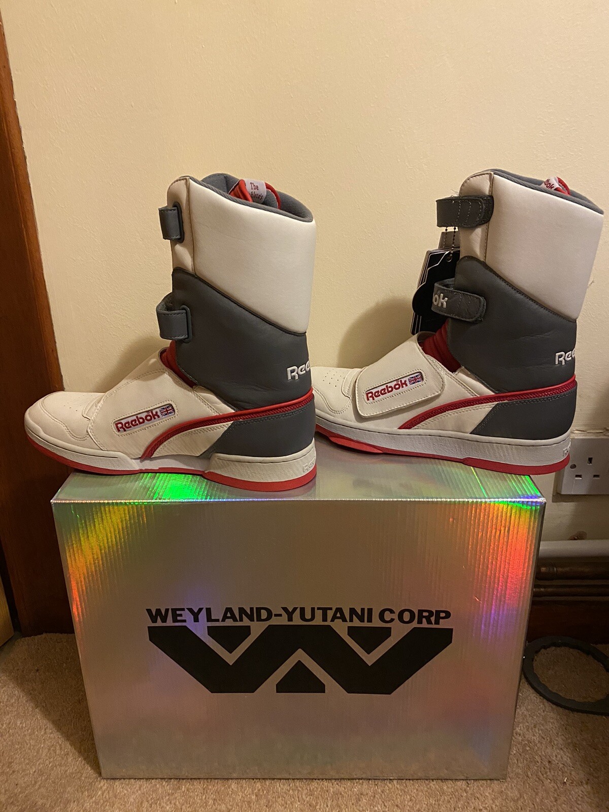 reebok alien stompers, only 426 made, size uk 9, authentic by reebok, never worn image 2