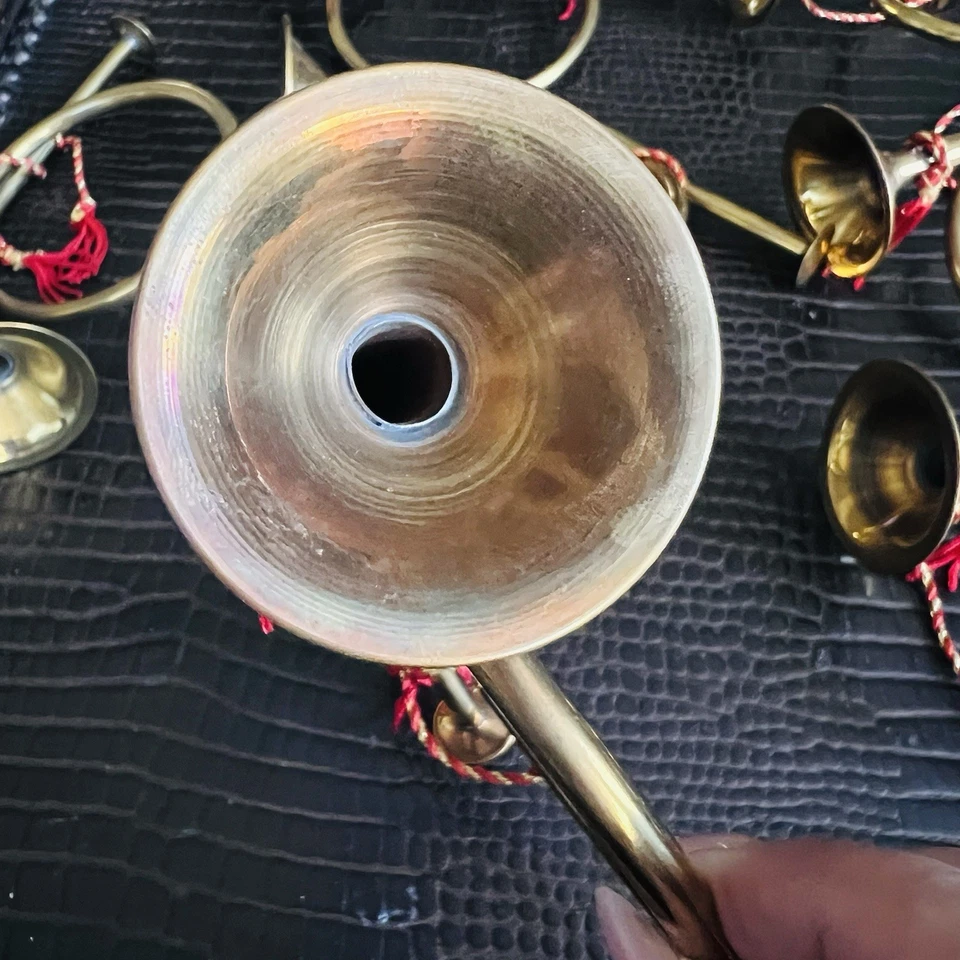 Set of 8 Miniature Brass Bugles – 7” x 4” Christmas décor - Image 3 of 4