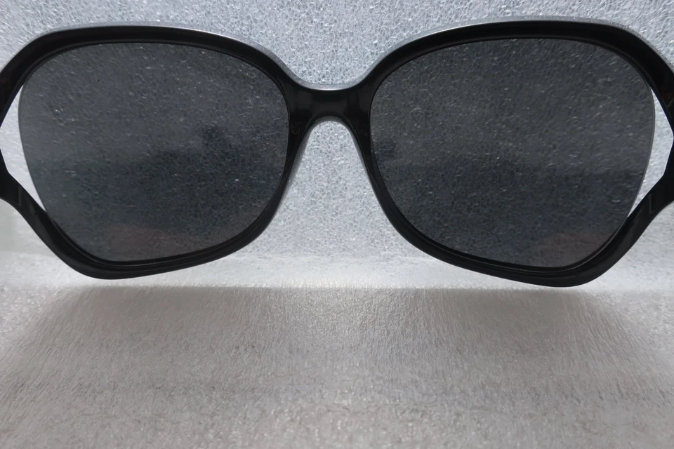 Gafas de sol Coach vintage HC 8233 (L1033) T CE 500211 (negras) Foto 3 de 4