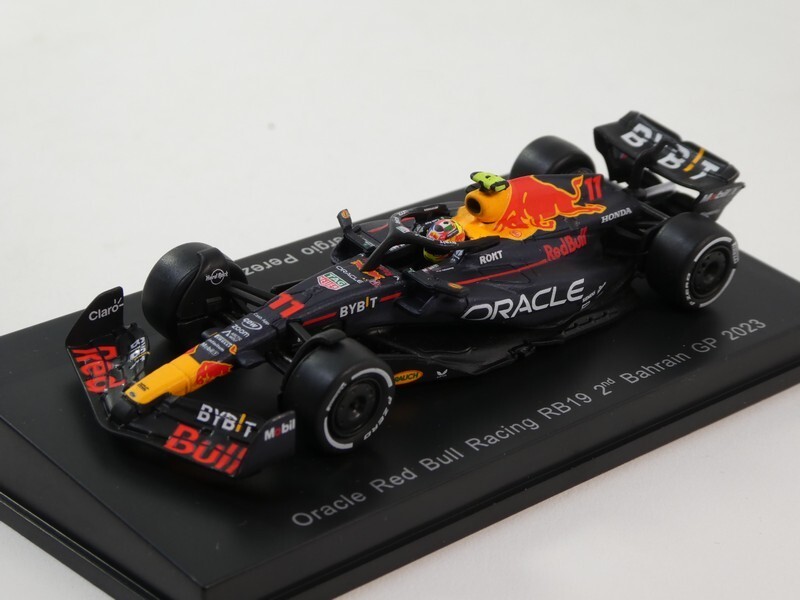 SPARK Modellino Auto Red Bull RB19 Winner GP Bahrain 2023 | Scala 1/18 In Resina | Driver M. Verstappen #1 | Colori Blu/Giallo/Rosso