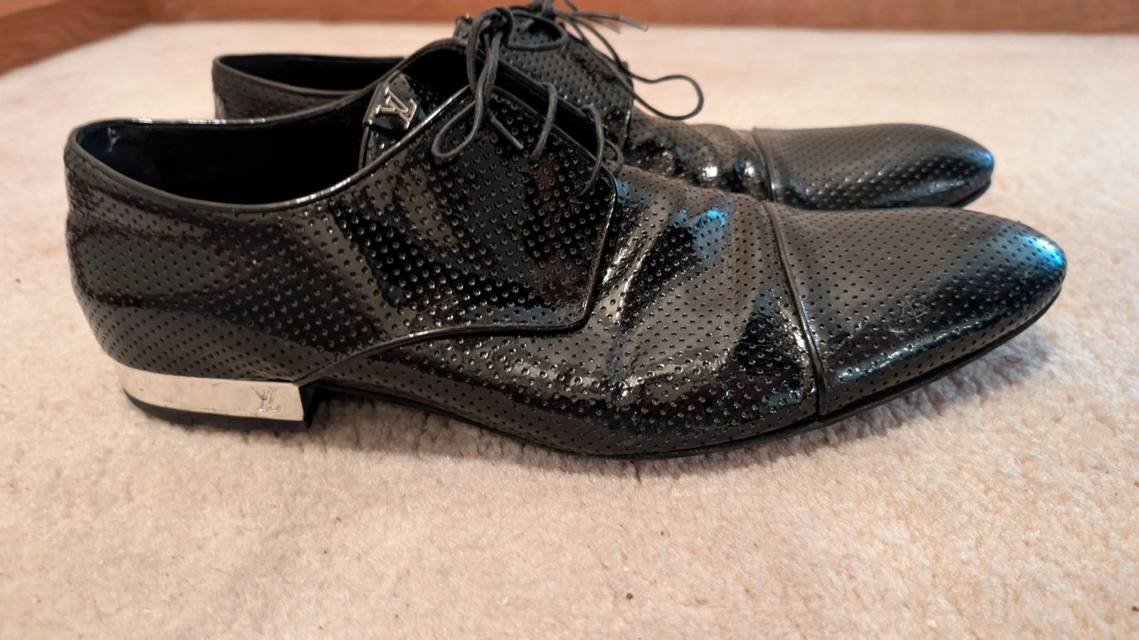 LOUIS VUITTON（LV） Oxford Louis Vuitton in pelle verniciata nera con accenti tagliati al laser