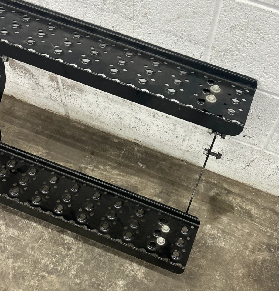 NAVISTAR STEP ASSEMBLY  STEP DIMENSIONS 34-3/4" X 5-1/2" - Image 3 of 4