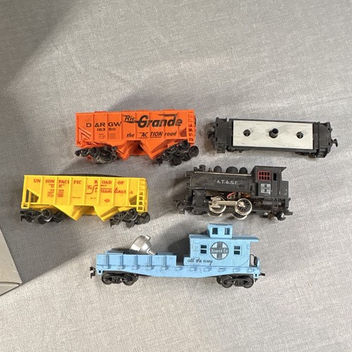 HO 1:87 Mixed Lot 5pc Santa Fe Locomotive w/ Freight Cars & Hopper DC