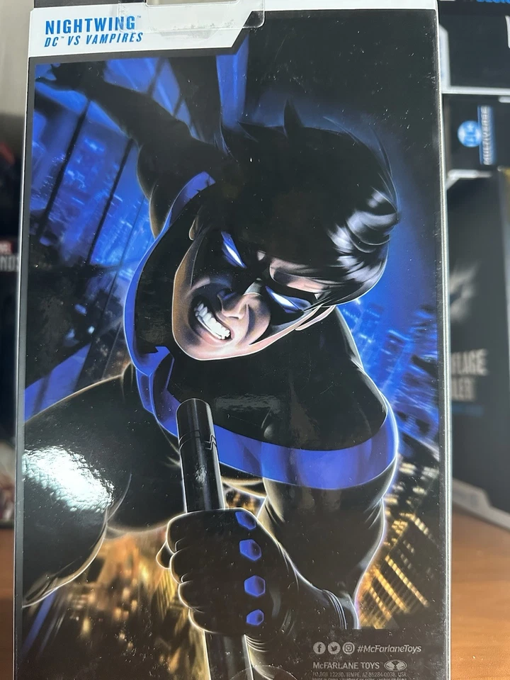 Etiqueta dourada McFarlane Toys DC Multiverse - Imagem 4 de 4