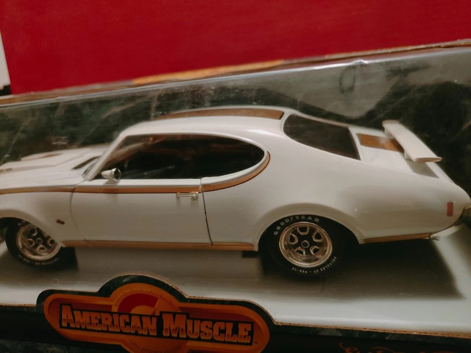 ERTL AMERICAN MUSCLE OLDSMOBILE 1969 HURST OLDS SCALA 1:18 REF.7260 - Immagine 3 di 4