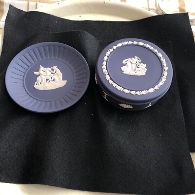 Wedgwood Jasperware dunkelblau runde Schmuckschachtel & eine spezielle geformte Pin-Schale 