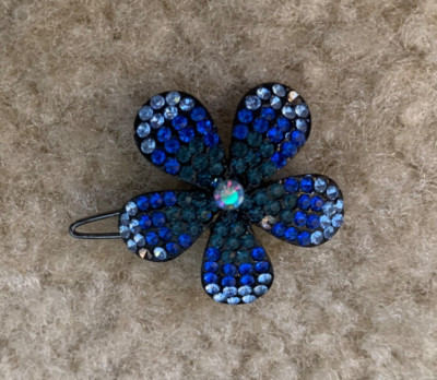 SOHO Petite blue rhinestone flower hair clip (3 rhinestones fell out)