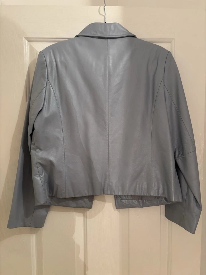 Chaqueta de cuero azul claro Lord & Taylor usada en excelente estado $400 - mediana Foto 3 de 4