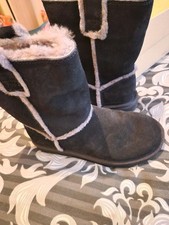 Ugg boots only worn for couple of hours. Still in box size 5