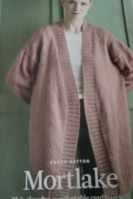 Muster für Damen einfache lange Linie Strickjacke in Aran Garn.-Größen 30-56ins