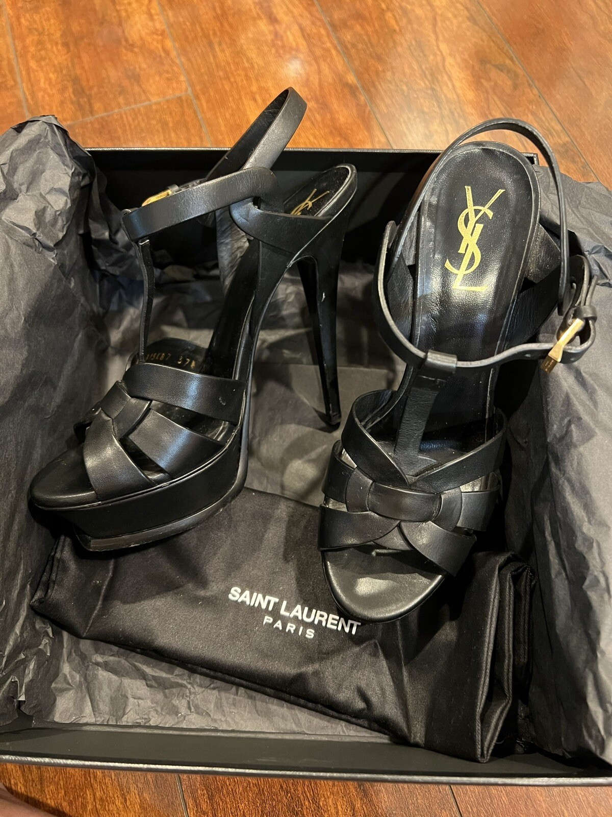 Sandali con plateau Yves Saint Laurent Tribute in pelle nera opaca misura 37 5
