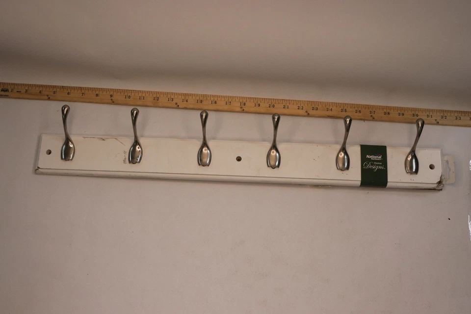 Riel de 6 tornillos/ganchos Home Designs blanco 27" S812-990/DPV8170 - la esquina está dañada Foto 2 de 3