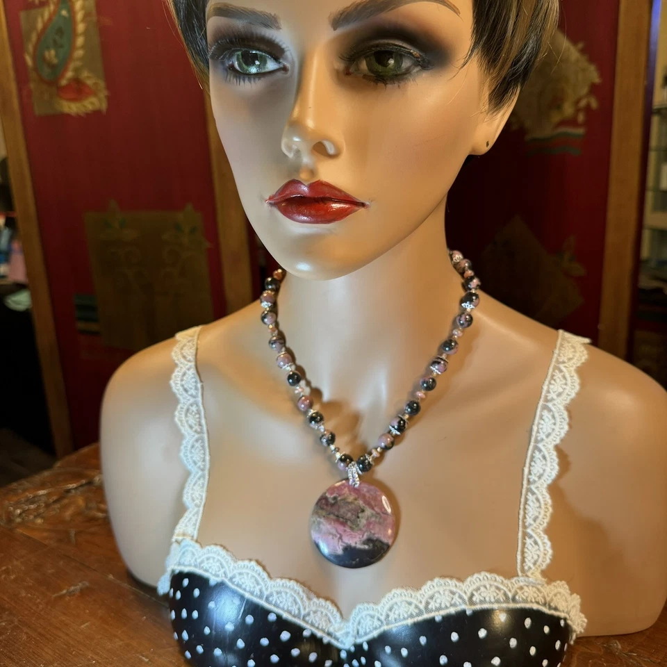 IMPRESIONANTE CONJUNTO DE COLLAR Y PENDIENTE COLGANTE DE RODONITA NATURAL EN PLATA DE LEY Foto 2 de 4