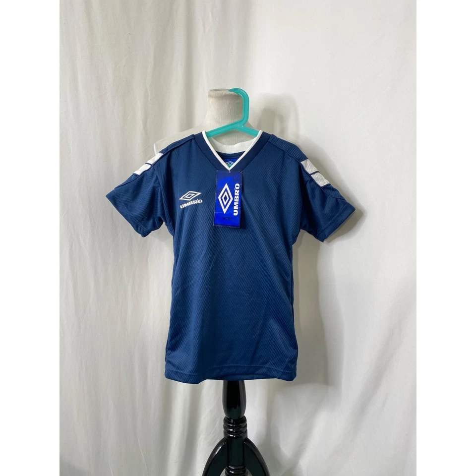 Camiseta de fútbol mediana para niño Umbro azul marino y blanco manga corta cuello en V Foto 2 de 4