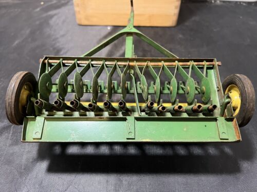 Eska / Ertl John Deere Yellow Lid Grain Drill with Box. - Picture 6 of 11