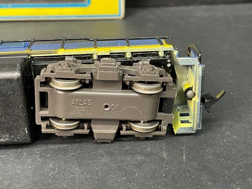 Atlas Ho Scale Gauge Santa Fe #3560 GP38 Diesel No. 7021 Locomotive Train Toy - Picture 13 of 15