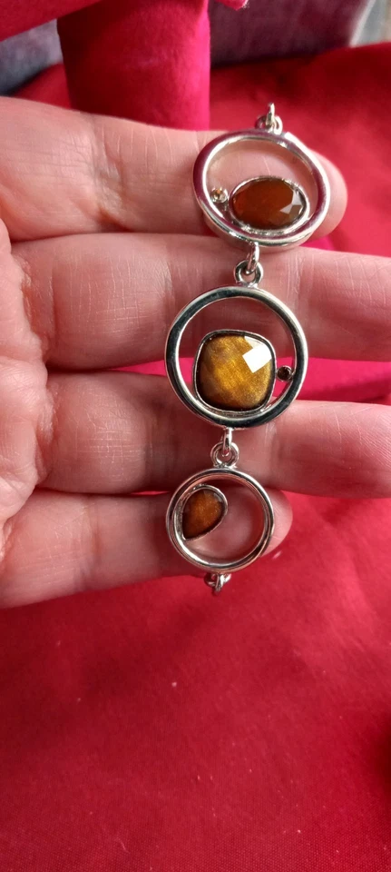 Brazalete de eslabones circulares tono plata Lia Sophia retirado con cristal facetado dorado y marrón Foto 3 de 4