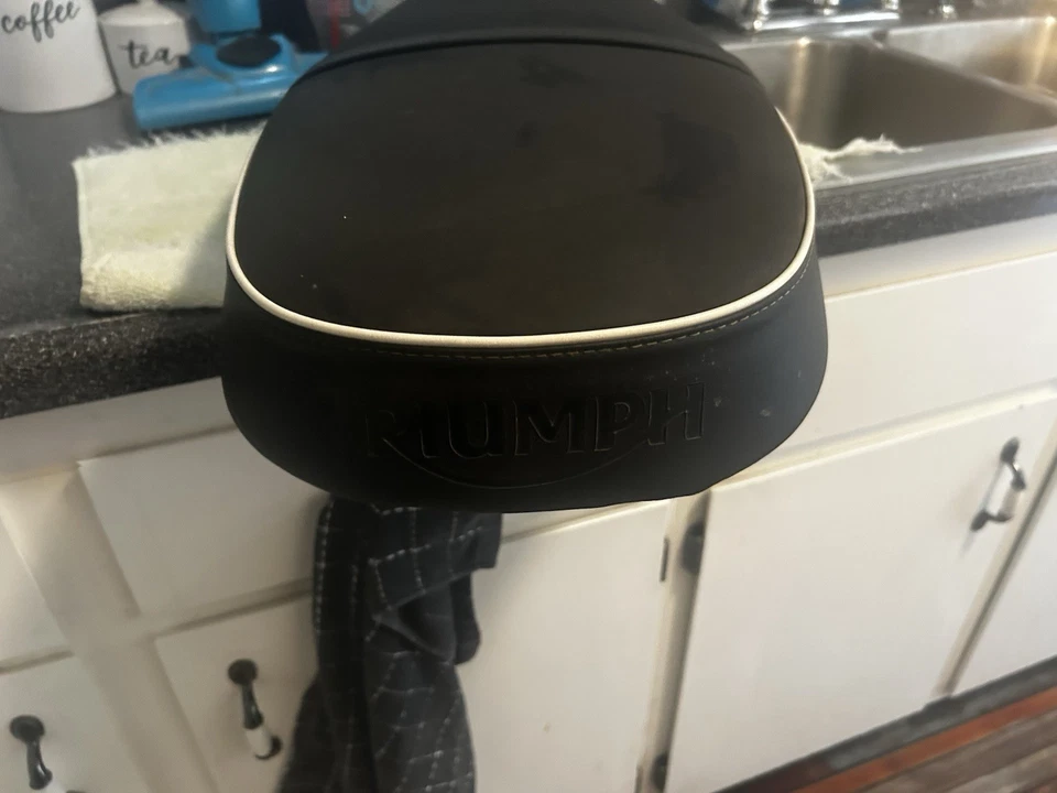 Triumph Seat. Came with A 2006 Triumph Scrambler I Bought. Very Nice Condition Foto 3 de 4