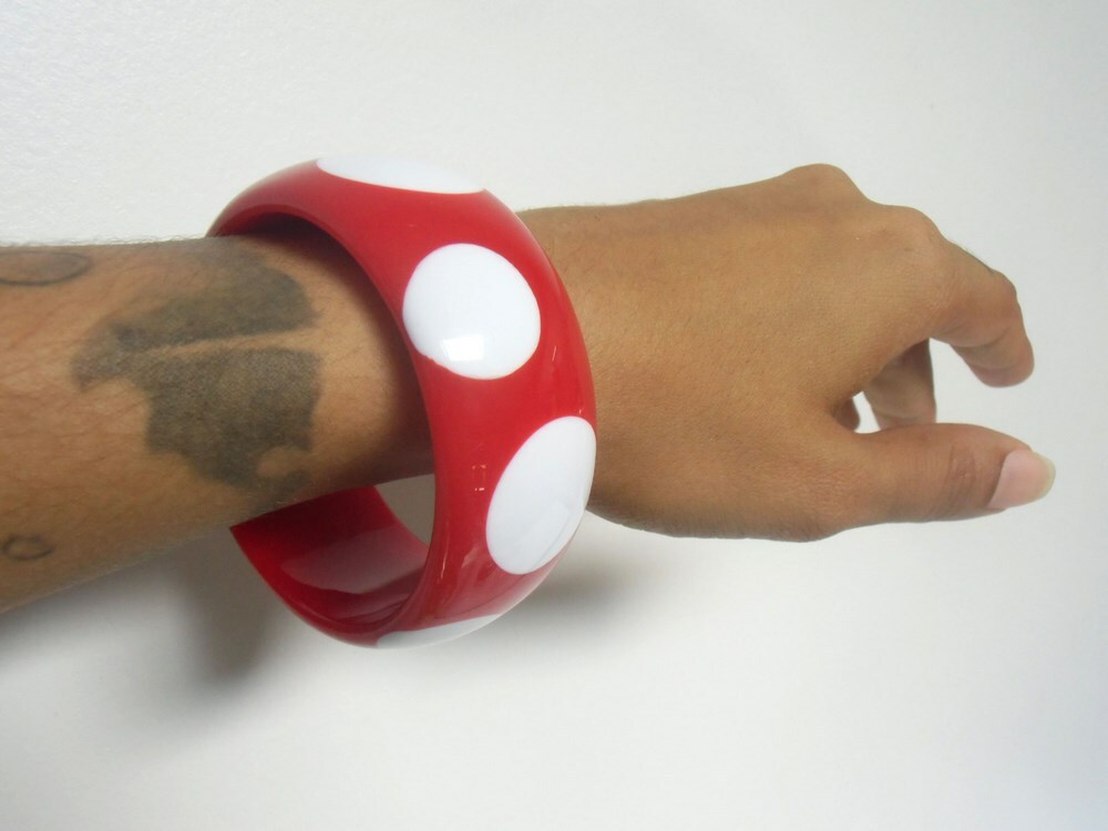 Bracelet large rouge à pois style pinup pour vos soirées rétro