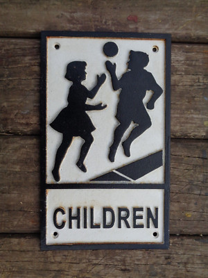 Schönes KINDER Warnschild wäre in einigen Räumlichkeiten sehr nützlich (#vos)
