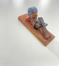 Emil Helbig Erzgebirge Holzschnitzerei Figur Mann mit Vogel  flachgeschnitzt