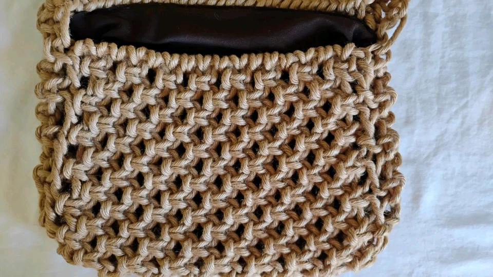 Boho Chic Macramé наплечная сумка подлинный винтажный желтовато-коричневый 70-х узловатый шнур деревянные бусины EUC - Изображение 4 из 4